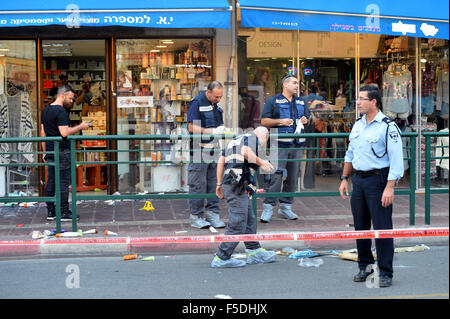 Gerusalemme, Israele. 2° Nov, 2015. La polizia israeliana esperti forensi ispezionare la scena di un accoltellato in Rishon letzion, una grande città a sud di Tel Aviv, Israele, su nov. 2, 2015. Un coltello-wielding ferito palestinese tre israeliani nel centro di Israele il lunedì prima di essere catturati, la polizia ha detto. La polizia ha detto il sospetto, un 19-anno-vecchio residente della Cisgiordania città di Hebron, è andato su un bus nel centro di Rishon letzion e ha iniziato a stab passeggeri. © JINI/Yossi Zeliger/Xinhua/Alamy Live News Foto Stock