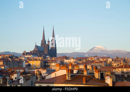 Tetto vista del centro della città e sul vulcano Puy de dome di Clermont ferrand, Auvergne, Francia Foto Stock