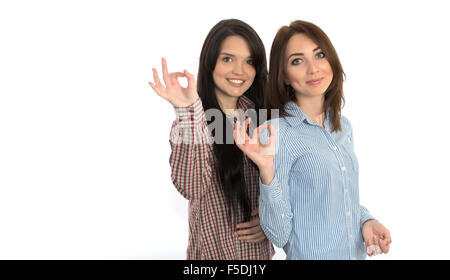 Due ragazze allegro fa segno OK con la mano Foto Stock