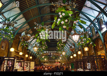 Londra, Regno Unito. Il 2 novembre 2015. Prima vista del nuovo Covent Garden vischio decorazioni di Natale a Londra come essi sono installati nel mercato. Il appendere rami di vischio fare un bel cambiamento per il gigantesco albero di Natale baubles che hanno impreziosito le sale del mercato per l'ultimo paio di anni. Credito: Paul Brown/Alamy Live News Foto Stock