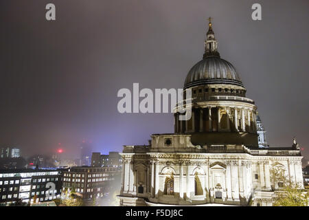 St Pauls' cattedrale sorge fuori dalla nebbia. Foto Stock