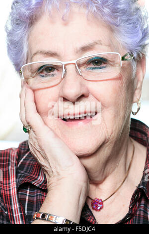 Ritratto di un felice donna senior a casa Foto Stock