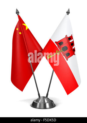 Cina e Gibilterra - Bandiere in miniatura. Foto Stock