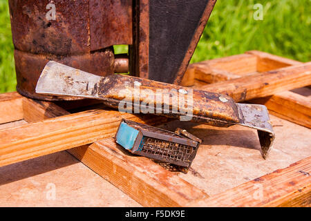 Vintage fumatore e diversi tipi di apicoltore coltelli, filtro di metallo, gabbia per ape regina sulla scatola di legno. Foto Stock