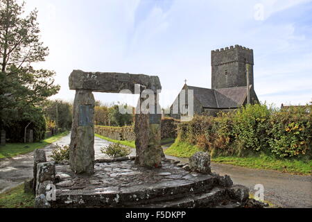 Memoriale di guerra e San Lorenzo è la chiesa, Via dei Pellegrini, Marros, Carmarthenshire, il Galles, la Gran Bretagna, Regno Unito, Gran Bretagna, Europa Foto Stock