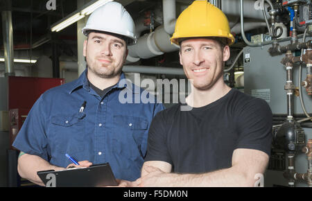 Repairman da parte di un tecnico o di un ispettore che controlla il sistema. Foto Stock