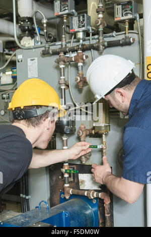 Repairman da parte di un tecnico o di un ispettore che controlla il sistema. Foto Stock