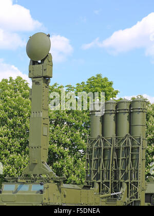 Rocket Launcher cingolato militare bussa obiettivi di antenna Foto Stock