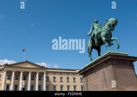 Norvegia, Oslo, Royal Palace (Det Kongelige Slott), 173 camera Royal residence, circa 1824-1848. Statua equestre di Karl Johan. Foto Stock