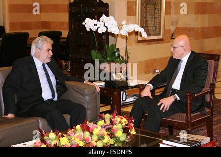 Beirut, Libano. 2° Nov, 2015. Christos Stylianides (L), la visita del commissario europeo per gli aiuti umanitari e la gestione delle crisi, incontra il primo ministro libanese Tammam Salam, a Beirut, Libano, su nov. 2, 2015. L'Unione europea (UE) ha deciso di aumentare la propria assistenza per il Libano con un importo aggiuntivo di 43 milioni di euro (47,3 milioni di dollari USA) per facilitare il siriano crisi di rifugiati, un funzionario dell'UE detto lunedì. © Dalatinohra/Xinhua/Alamy Live News Foto Stock