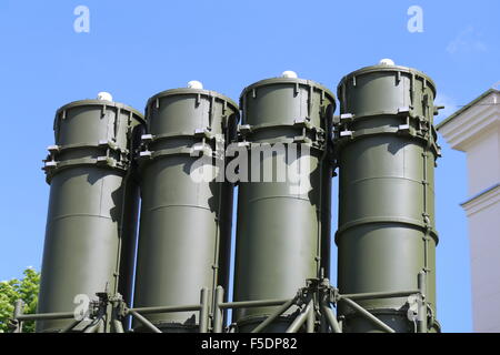 Rocket Launcher cingolato militare bussa obiettivi di antenna Foto Stock