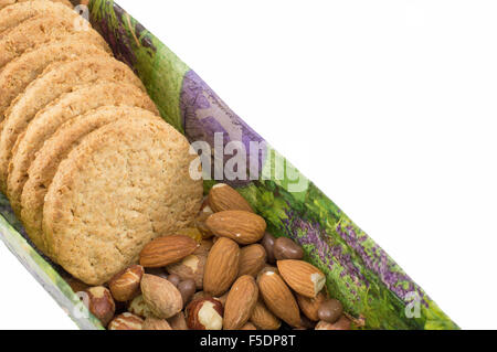 Biscotti integrali e naturali nocciole fresche in un recipiente isolato. Dessert sano Foto Stock