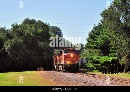 A Burlington Northern Santa Fe treno merci come boati attraverso una curva in Steward, Illinois sul suo modo di Chicago. Steward, Illinois, Stati Uniti d'America. Foto Stock