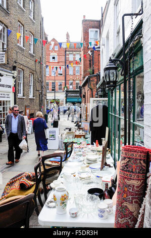 Negozi di antiquariato, pallone a piedi, Hampstead, London Borough of Camden, Greater London, England, Regno Unito Foto Stock