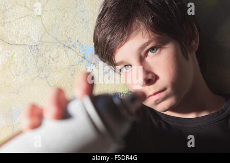 Teen realizzato alcuni graffiti sul muro di un tunnel Foto Stock