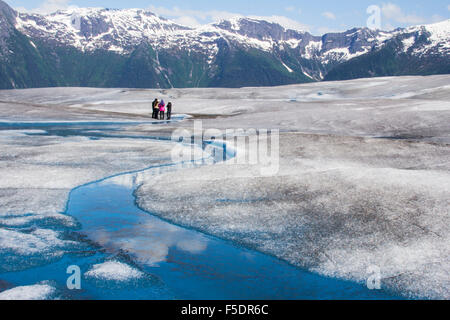 Un elicottero voli panoramici tour fuori di Juneau terre gli ospiti sul ghiacciaio Taku, parte di 1.500 mq. mi. Juneau Icefield, Juneau, AK Foto Stock