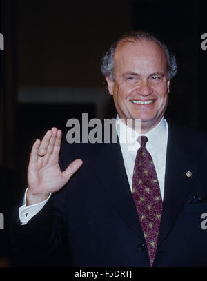 Washington, DC. Il 7 gennaio, 1997 Senatore Fred Thompson tiene la sua mano come egli prende il giuramento di Office ed è giurato per il suo primo mandato come il senatore repubblicano dal Tennessee. Thompson è stato rieletto (per il periodo che termina il 3 gennaio 2003) con il 61 per cento del voto, sconfiggendo avvocato democratico Houston Gordon di Covington, Tennessee. Credito: Mark Reinstein Foto Stock