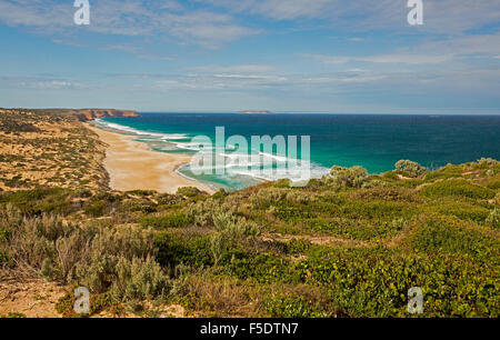 Vista panoramica del paesaggio costiero con spiaggia, dune e oceano turchese da West Cape, Innes Nat Park, Yorke Peninsula in Sud Australia Foto Stock