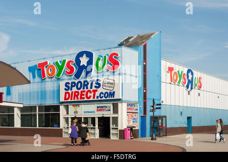 Toys R Us e sport Direct store, Gardiners Link, Basildon, Essex, Inghilterra, Regno Unito Foto Stock