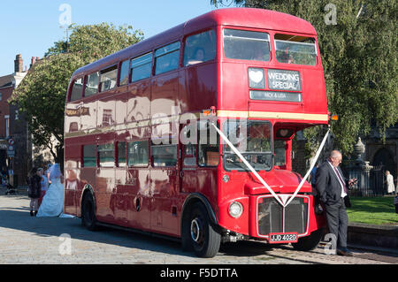 Matrimonio sposa e gruppo mediante autobus Routemaster, Rochester Castle, Rochester, Kent, England, Regno Unito Foto Stock