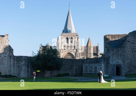 Coppie in viaggio di nozze che è fotografata in motivi di Rochester Castle, Rochester, Kent, England, Regno Unito Foto Stock