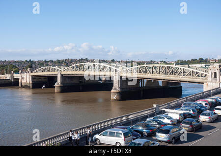 Rochester ponte attraverso il Fiume Medway, Rochester, Kent, England, Regno Unito Foto Stock