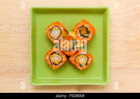 Tradizionale cibo giapponese e sushi roll, su sfondo di legno Foto Stock