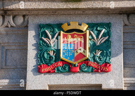 Cresta decorativa sul ponte di Rochester, Rochester, Kent, England, Regno Unito Foto Stock