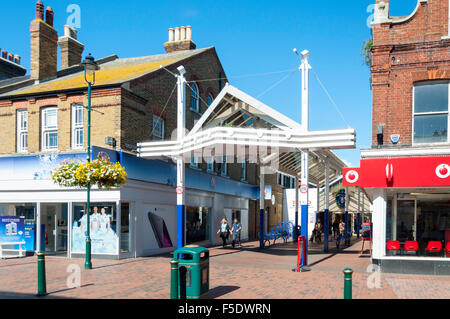 Ingresso al Forum Shopping Centre, Sittingbourne High Street, Sittingbourne, Kent, England, Regno Unito Foto Stock