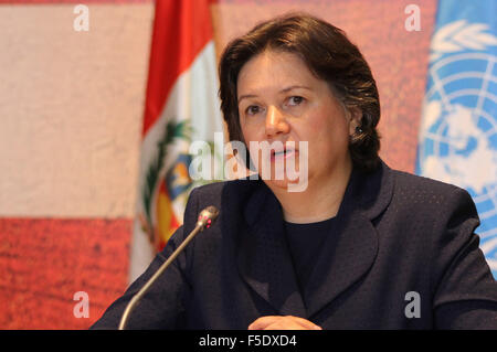 Lima, Perù. 2° Nov, 2015. Jessica Faieta, direttore dell' Ufficio Regionale per l'America Latina e dei Caraibi del Programma di Sviluppo delle Nazioni Unite (UNDP) prende parte a una conferenza stampa sull'apertura della conferenza regionale per lo sviluppo sociale dell America Latina e dei Caraibi, in Lima, Perù, nov. 2, 2015. Un doppio sforzo a livello regionale è stato proposto dalla Commissione economica per l America Latina e i Caraibi (CEPAL) Lunedì a portare verso il basso la povertà e ridurre le disuguaglianze nell attuale contesto di recessione economica. Credito: Luis Camacho/Xinhua/Alamy Live News Foto Stock