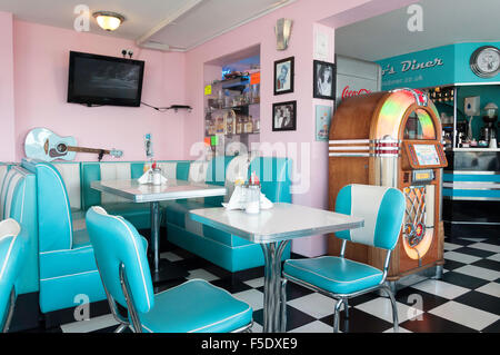 Interno del Bobby Jo's 50's Diner, Eastern Esplanade, Southend-on-Sea, Essex, Inghilterra, Regno Unito Foto Stock