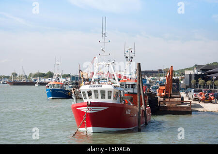 Barche da pesca in porto vecchio Leigh, Leigh-on-Sea, Essex, Inghilterra, Regno Unito Foto Stock