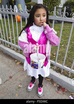 Trucco-o-treater gode di Halloween Candy nella sezione di Kensington di Brooklyn, New York, 2015. Foto Stock