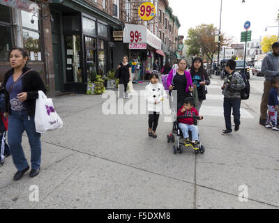 Ai bambini di andare a casa con la loro madre dopo la scuola in Ditmas Park, Brooklyn, NY, 2015. Foto Stock