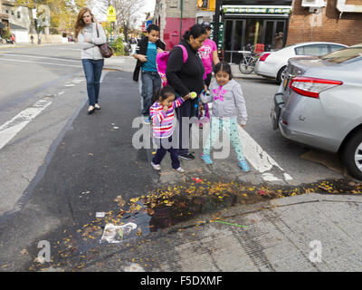 Ai bambini di andare a casa con la loro madre dopo la scuola in Ditmas Park, Brooklyn, NY, 2015. Foto Stock