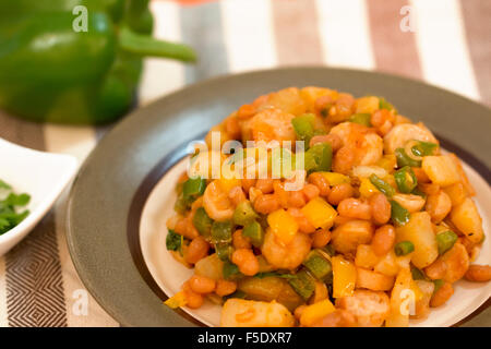 Salsicce di pollo con patate in casseruola Foto Stock