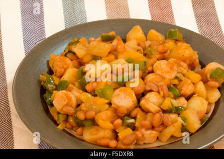 Salsicce di pollo con patate in casseruola Foto Stock