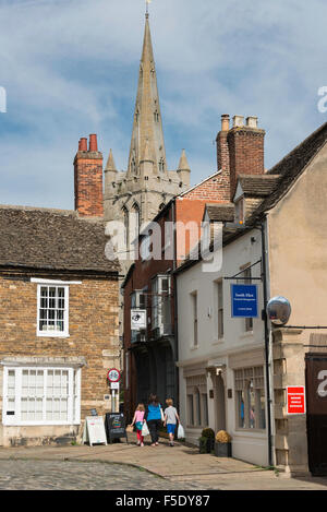 Market Place, mostrando Buttercross e Chiesa di Tutti i Santi, Oakham, Rutland, England, Regno Unito Foto Stock