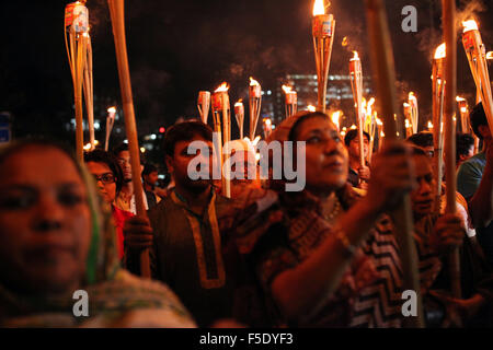 Dacca in Bangladesh. 2° Nov, 2015. Dacca in Bangladesh 02novembre : culturale attivisti, scrittori e membri della Ganajagaran Mancha gridare slogan come essi assistere ad una processione protestando le uccisioni e gli attacchi contro il publisher e blogger a Dhaka il 02 novembre 2015.Ganajagaran Mancha ha chiamato per una mezza giornata di paese-sciopero il 03 novembre chiedendo l arresto di assalitori di editori. L'editore Faisal Arefin Dipan fu pugnalato a morte a Dhaka il 31 ottobre, ore dopo unidentified assalitori knifed un altro editore e due blogger secolare altrove in th Foto Stock