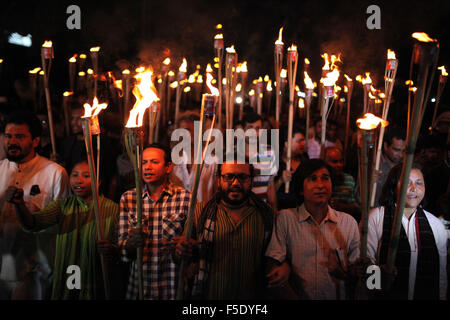 Dacca in Bangladesh. 2° Nov, 2015. Dacca in Bangladesh 02novembre : culturale attivisti, scrittori e membri della Ganajagaran Mancha gridare slogan come essi assistere ad una processione protestando le uccisioni e gli attacchi contro il publisher e blogger a Dhaka il 02 novembre 2015.Ganajagaran Mancha ha chiamato per una mezza giornata di paese-sciopero il 03 novembre chiedendo l arresto di assalitori di editori. L'editore Faisal Arefin Dipan fu pugnalato a morte a Dhaka il 31 ottobre, ore dopo unidentified assalitori knifed un altro editore e due blogger secolare altrove in th Foto Stock