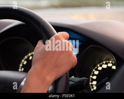 Un lato di guida che mostra auto metri Foto Stock