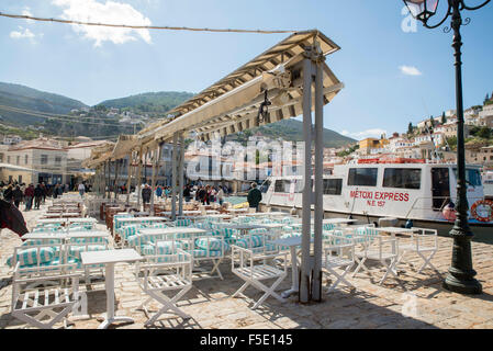 HYDRA, Grecia - 25 ottobre 2015: Persone nel porto della città di Hydra, Grecia Foto Stock