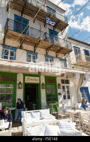 HYDRA, Grecia - 25 ottobre 2015: persone nei terrazzi di caffè sulla banchina del porto di Hydra Foto Stock