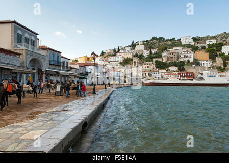 HYDRA, Grecia - 25 ottobre 2015: Persone nel porto della città di Hydra, Grecia Foto Stock