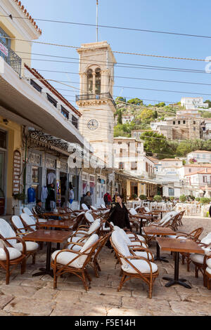 HYDRA, Grecia - 25 ottobre 2015: persone nei terrazzi di caffè sulla banchina del porto di Hydra Foto Stock