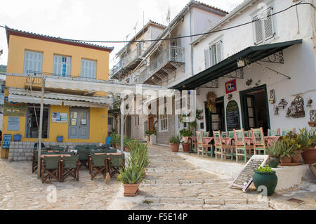 HYDRA, Grecia - 25 ottobre 2015: persone nei terrazzi di caffè sulla banchina del porto di Hydra Foto Stock