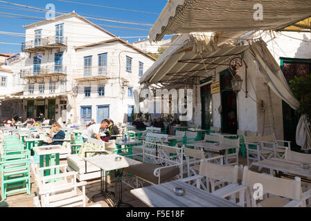 HYDRA, Grecia - 25 ottobre 2015: persone nei terrazzi di caffè sulla banchina del porto di Hydra Foto Stock