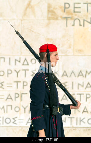 ATHENS, Grecia - 26 ottobre 2015: Evzone (guardia presidenziale presso il monumento del Soldato Ignoto davanti al greco Parliame Foto Stock