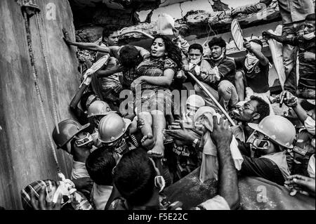 Savar, Dhaka, Bangladesh. Xxv Aprile, 2013. Gli operatori di soccorso effettuando un superstite dalle macerie. Il 24 aprile 2013, un otto-storia edificio è crollato in Savar, nei pressi della capitale del Bangladesh Dhaka, uccidendo più di 1100 persone, il ferimento di circa 2.500. Rana Plaza, che alloggiati in cinque fabbriche di indumento, era stato progettato con solo sei storie e destinato per negozi e uffici. © Rahul Talukder/ZUMA filo/Alamy Live News Foto Stock
