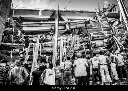 Savar, Dhaka, Bangladesh. Xxv Aprile, 2013. Gli operatori di soccorso ricerca di vittime in mezzo alle macerie del crollo di una costruzione di Rana Plaza. Il 24 aprile 2013, un otto-storia edificio è crollato in Savar, nei pressi della capitale del Bangladesh Dhaka, uccidendo più di 1100 persone, il ferimento di circa 2.500. Rana Plaza, che alloggiati in cinque fabbriche di indumento, era stato progettato con solo sei storie e destinato per negozi e uffici. © Rahul Talukder/ZUMA filo/Alamy Live News Foto Stock